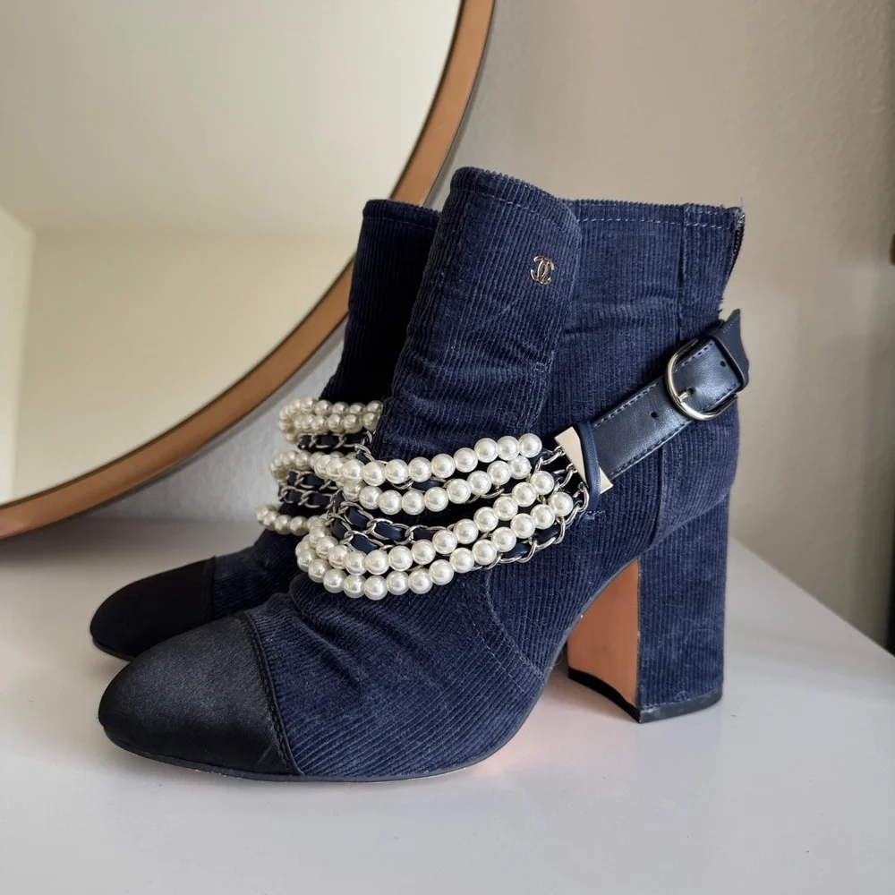 Chic Navy CC Designer Ankle Boots with Pearl Accents Size 37 - Picture 2 of 5